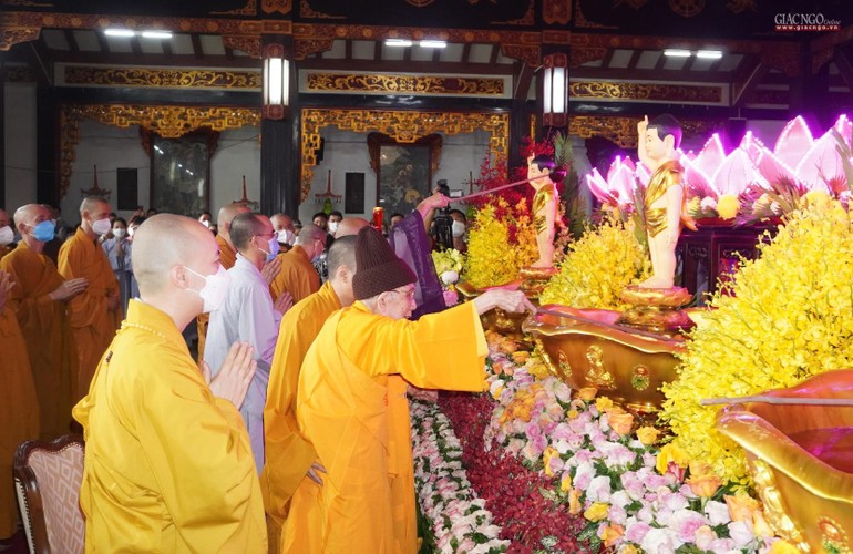 Trang nghiêm lễ Tắm Phật tại tổ đình Vĩnh Nghiêm