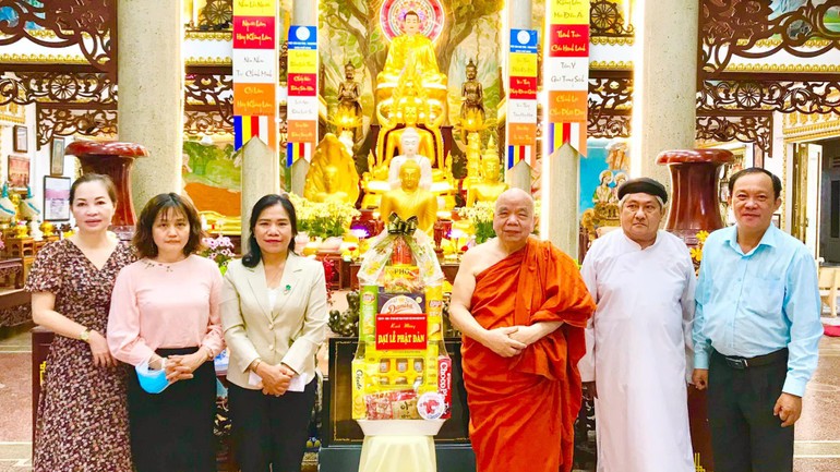 Lãnh đạo quận Gò Vấp thăm, chúc mừng Phật đản đến Hòa thượng Thích Thiện Tâm, Phó Chủ tịch Hội đồng Trị sự, Chứng minh Ban Trị sự GHPGVN quận Gò Vấp - Ảnh: Tâm Xuân