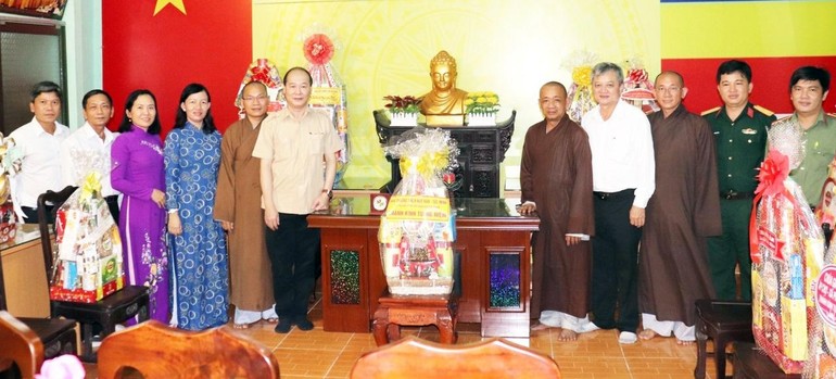 Chính quyền huyện Củ Chi chúc mừng Phật đản đến Ban Trị sự GHPGVN huyện Củ Chi - Ảnh:VP