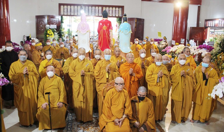 Ban Trị sự Phật giáo tỉnh Vĩnh Long viếng tang Hòa thượng Thích Nhựt Huệ