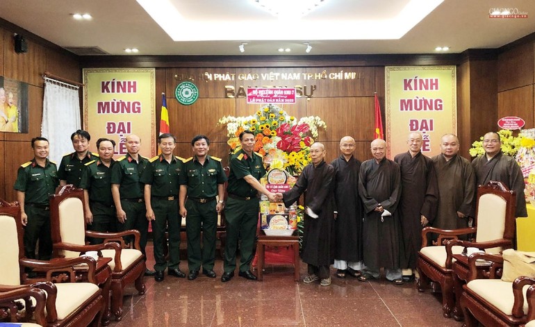 Đại tá Nguyễn Công Anh, Phó Chủ nhiệm Chính trị Quân khu 7, cùng các vị trong đoàn chúc mừng Phật đản đến Ban Trị sự GHPGVN TP.HCM - Ảnh: VP