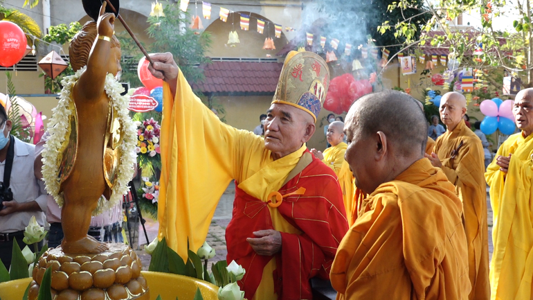 Chư tôn đức Ban chứng minh GHPGVN tỉnh Hậu Giang thực hiện nghi thức Tắm Phật trong Đại lễ Phật đản Phật lịch 2566 tại chùa Quốc Thanh