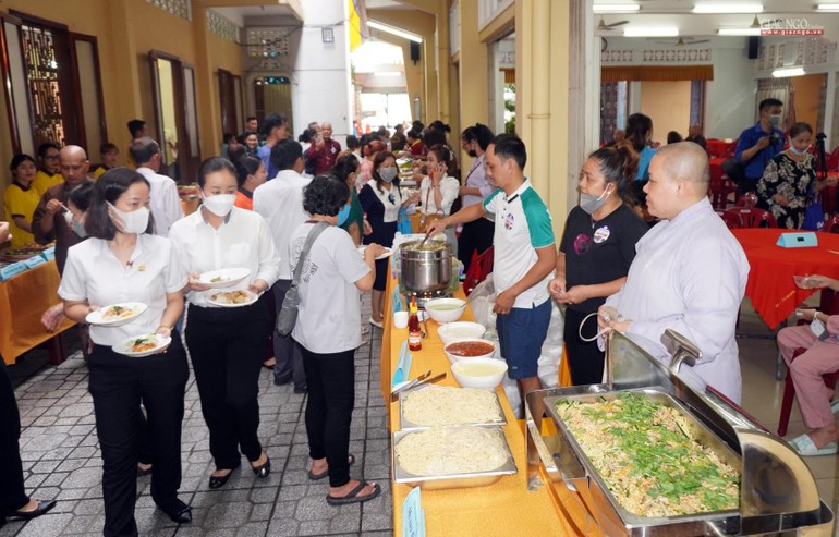 Buffet thực chay tại chùa Ấn Quang, quận 10 gây quỹ giúp đỡ người nghèo trên địa bàn quận