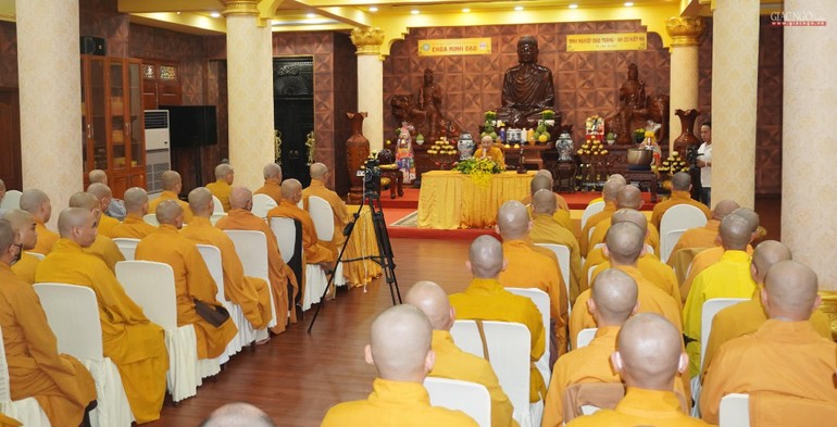 Hòa thượng Thích Minh Thông thuyết giảng tại trường hạ chùa Minh Đạo sáng 13-6