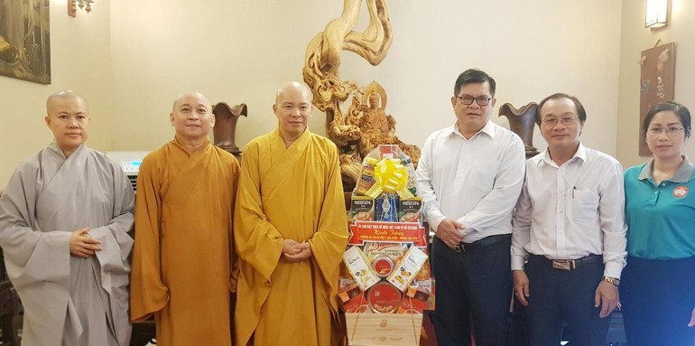 Đoàn Ủy ban MTTQVN TP.HCM thăm trường hạ chùa Vĩnh Phước, quận 12 - Ảnh: P.Tường