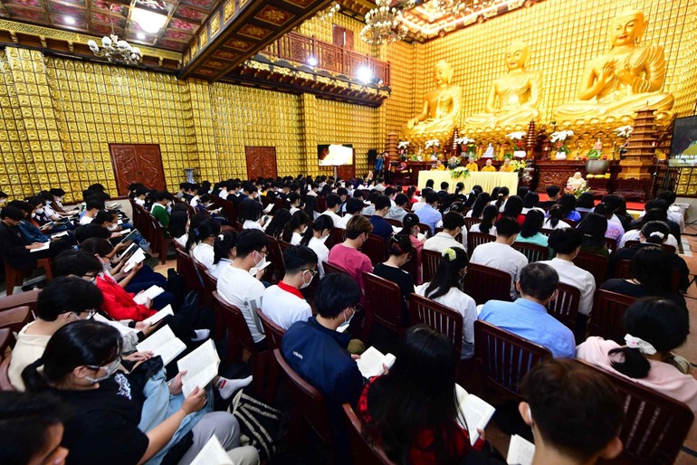 Gần 200 học sinh về chùa Giác Ngộ cầu nguyện mùa thi