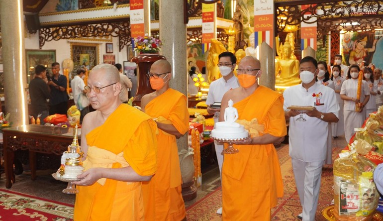 Chư tôn đức Tăng và Phật tử Trung tâm Dhammakaya nhiễu Phật 
