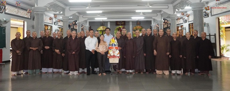 Đoàn Ủy ban MTTQVN TP.HCM thăm trường hạ chùa Huỳnh Kim