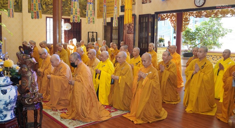 Chư tôn đức niêm hương bạch Phật tại chánh điện chùa Minh Đạo, quận 3