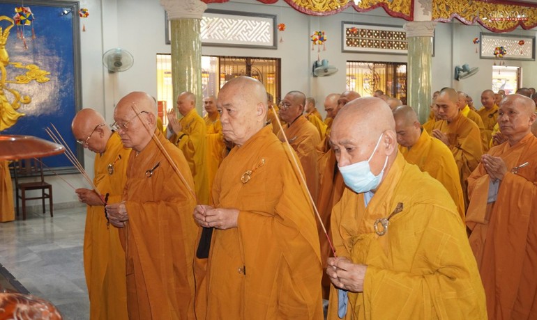 Chư tôn đức niêm hương bạch Phật tại chánh điện chùa Huỳnh Kim
