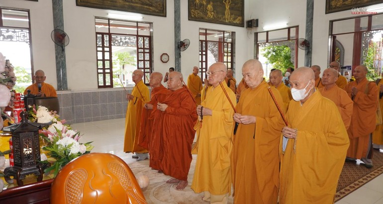 Chư tôn đức chứng minh dâng hương lễ Phật tại chánh điện chùa Phổ Minh