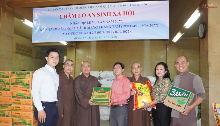 Chư tôn đức chùa Ấn Quang trao các phần quà đến đại diện chính quyền quận 10