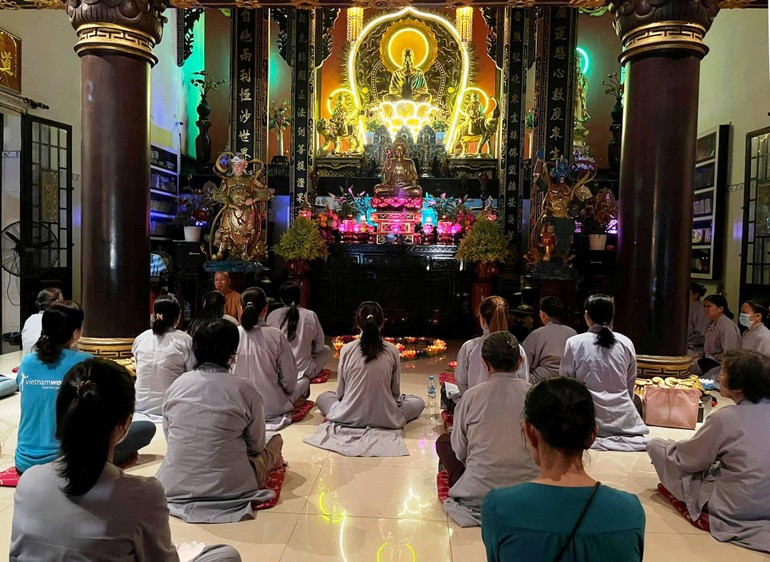 Đêm thắp nến tri ân tại chùa Minh Giác - Ảnh: ĐQ