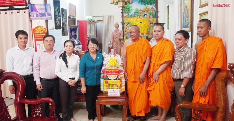 Bà Trần Kim Yến cùng thành viên đoàn chúc mừng lễ Sene Đônta tại chùa Candaransi 