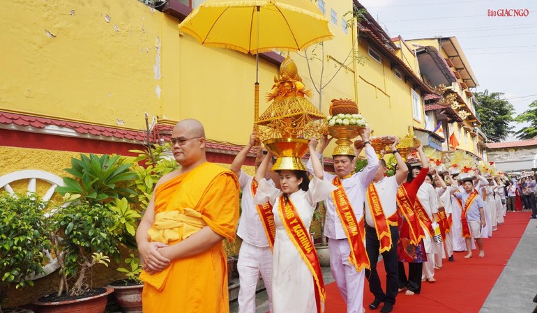 Trang nghiêm nhiễu Phật ba vòng tại lễ dâng y Kathina chùa Phổ Minh