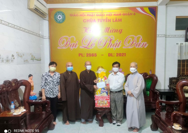 Ông Nguyễn Văn Lượng tặng quà chúc mừng Phật đản đến Ban Trị sự Phật giáo quận 6 