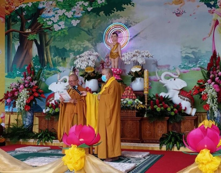 Hòa thượng Thích Thiện Ngộ tuyên đọc thông điệp Đại lễ Phật đản của Đức Pháp chủ GHPGVN 