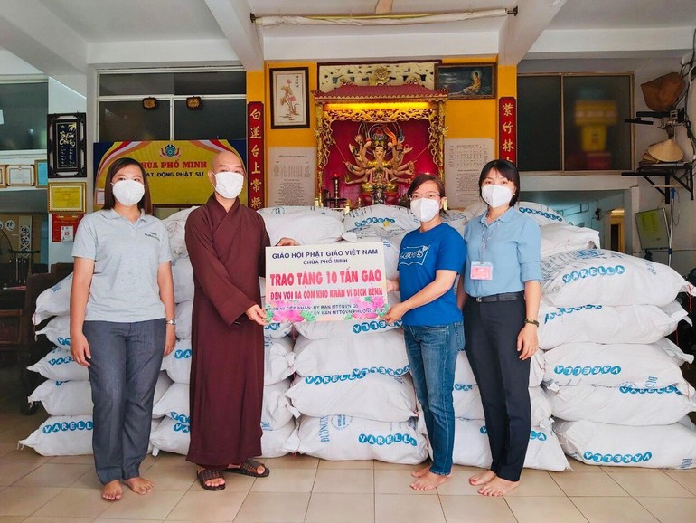 Chùa Phổ Minh trao tặng 10 tấn gạo đến Ủy ban MTTQVN quận 5 và Ủy ban MTTQVN phường 1, quận 5