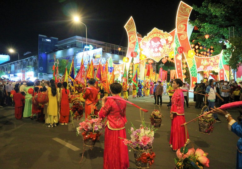 Cộng đồng người Hoa tại TP.HCM trong đêm lễ hội Tết Nguyên tiêu 