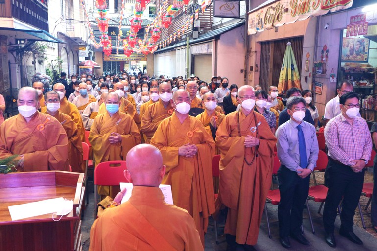 Đại chúng cung kính lắng nghe Thông điệp Đại lễ Phật đản của Đức Quyền Pháp chủ GHPGVN do Thượng tọa Thích Thiện Quý tuyên đọc 