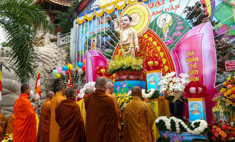 Lễ đài Phật đản của Ban Trị sự Phật giáo quận Tân Phú