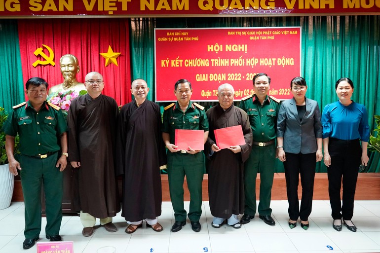 Ban Chỉ huy Quân sự và Ban Trị sự Phật giáo quận Tân Phú thực hiện chương trình ký kết