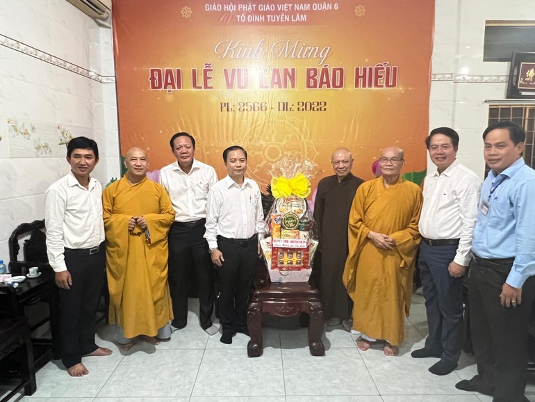 Lãnh đạo Quận ủy quận 6 chúc mừng mùa Vu lan đến Ban Trị sự Phật giáo quận 6