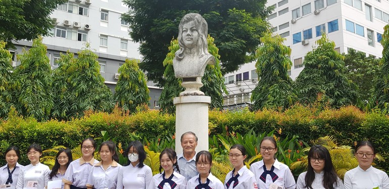 Học bổng được trao tại tượng đài Liệt nữ Quách Thị Trang