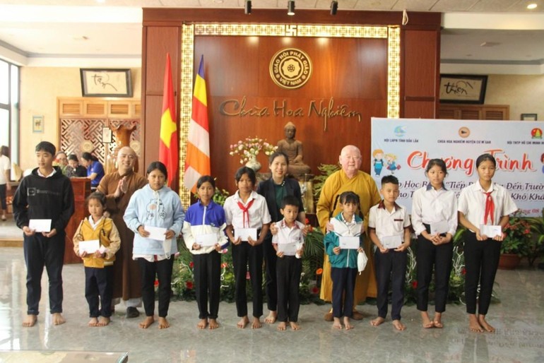 Thượng tọa Thích Duy Trấn tặng học sinh đồng bào học bổng "Tiếp sức đến trường" được trích từ Quỹ Không vàng mã năm 2022 của chùa Liên Hoa