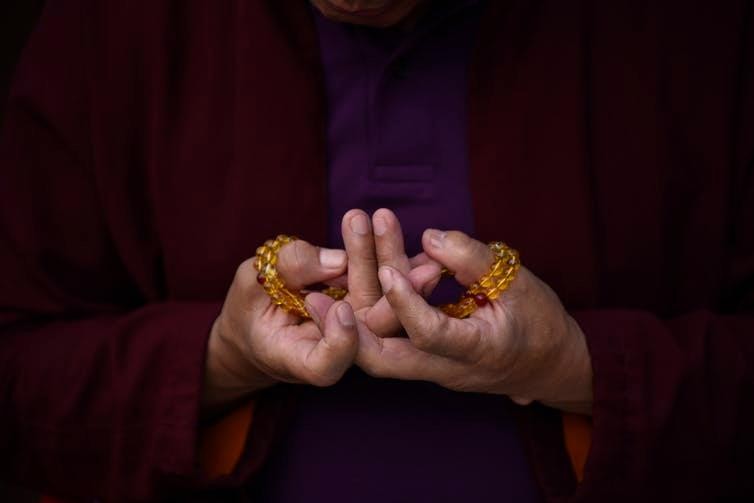 Một Phật tử Nepal bắt ấn cầu nguyện trong mùa dịch Covid-19