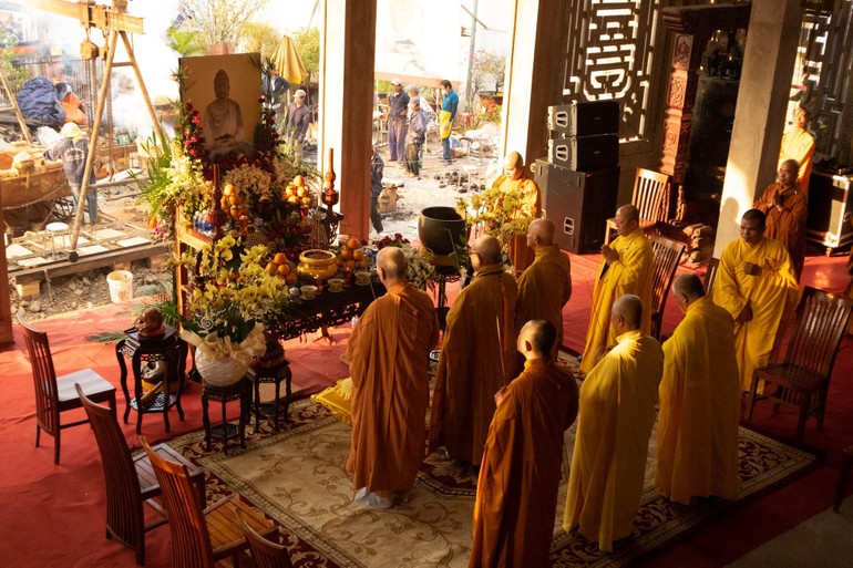 Chư tôn đức thực hiện nghi lễ bạch Phật, cầu nguyện