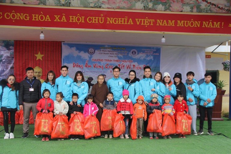 Các bạn thanh thiếu niên Phật tử chùa Sủi trao quà cho các em nhỏ ở Hà Giang