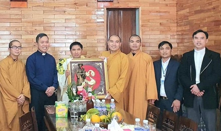 Đoàn Phật giáo huyện Yên Thành thăm và chúc tết Linh mục chánh xứ Lâm Xuyên