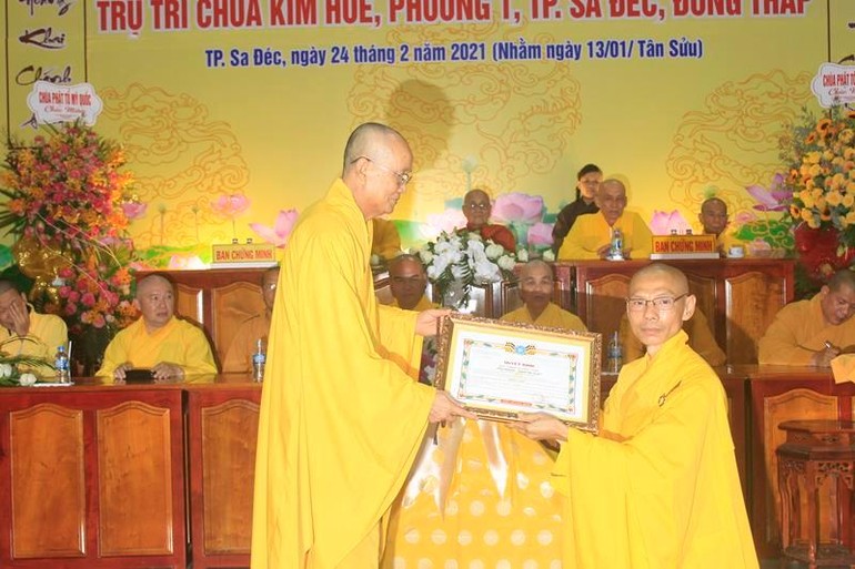 Hòa thượng Thích Chơn Minh, Trưởng Ban Trị sự GHPGVN tỉnh Đồng Tháp trao quyết định bổ nhiệm trụ trì chùa Kim Huê cho Thượng tọa Thích Thiện Lâm 