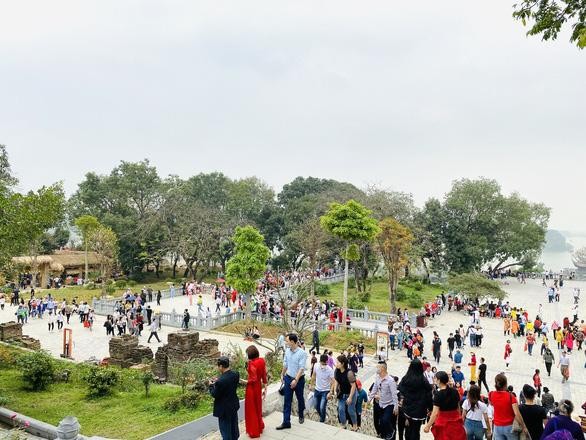 Hàng vạn người viếng chùa Tam Chúc ngày 14-3