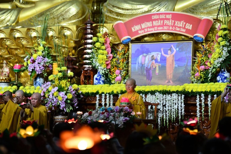 Thượng tọa Thích Nhật Từ cùng chư Tăng, Phật tử thắp nến hoa đăng tưởng niệm ngày Đức Phật xuất gia - Ảnh: Ngộ Trí Thuận
