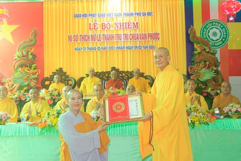 Hòa thượng Thích Chơn Minh, Trưởng Ban Trị sự tỉnh trao quyết định đến Ni sư Thích nữ Lệ Thành