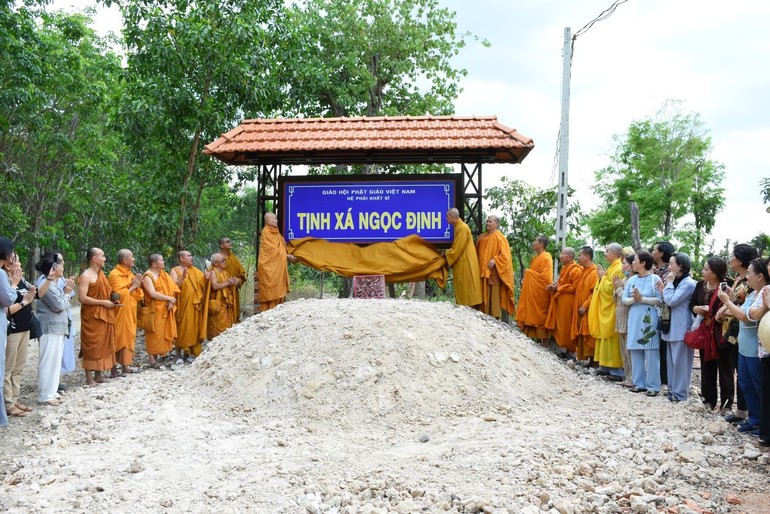 Chư Tăng và Phật tử Giáo đoàn 6 đã cử hành buổi lễ thượng bảng hiệu tịnh xá Ngọc Định