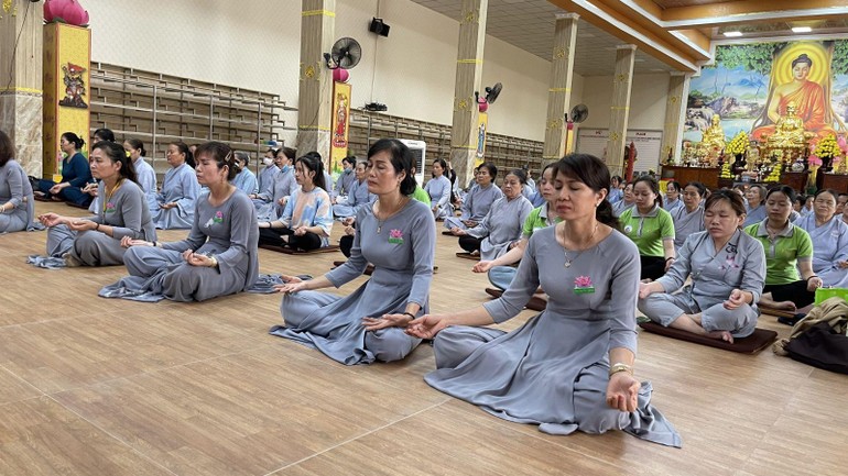 Phật tử tham dự khóa tu "Một ngày phúc lạc" kỳ 19 tại chùa Trúc Lâm Viên Nghiêm (TP.Biên Hòa, tỉnh Đồng Nai)