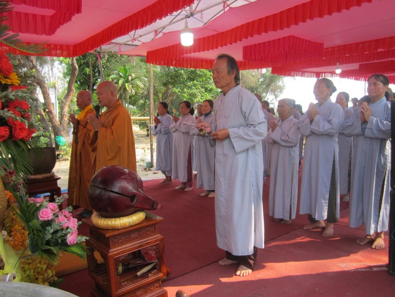 Chư tôn đức và Phật tử niêm hương bạch Phật