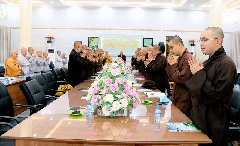 Chư tôn đức Tăng Ni niệm Phật cầu gia hộ trước phiên họp