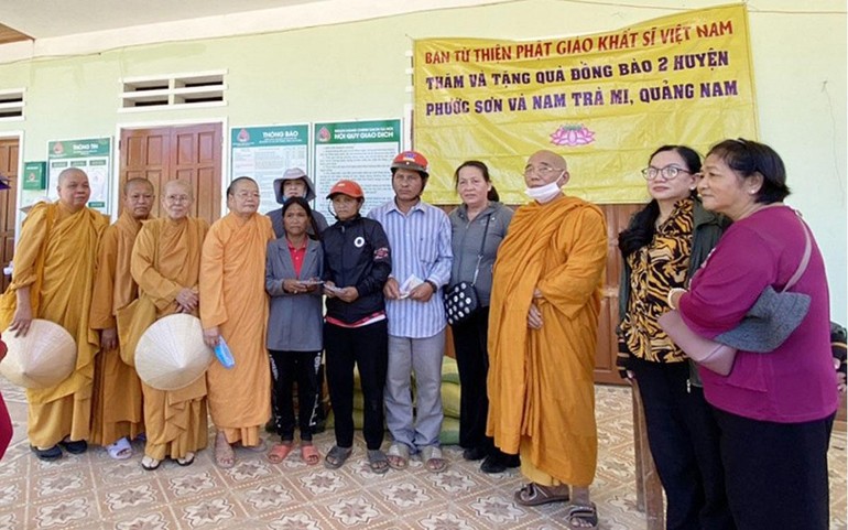 Đoàn Từ thiện Phật giáo Hệ phái Khất sĩ trong chuyến tặng quà tại Quảng Nam
