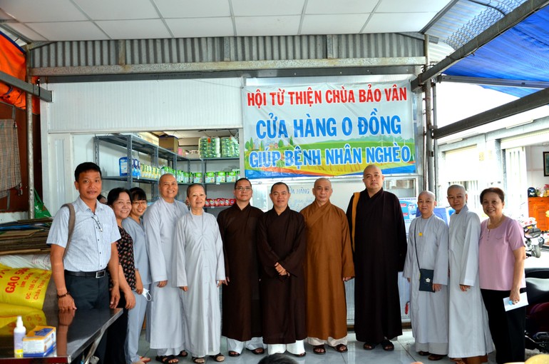 Chư tôn đức Ban Trị sự Phật giáo quận Bình Thạnh tại "cửa hàng 0 đồng" của Hội Từ thiện chùa Bảo Vân