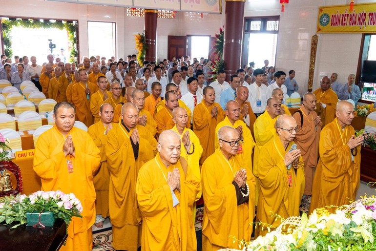 Chư tôn đức niệm Phật trước khi tiến hành đại hội
