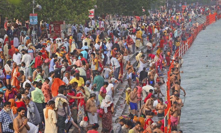 Đông đảo tín đồ Hindu giáo tập trung bên sông Hằng tại thành phố Haridwar, bang Uttarakhand, Ấn Độ hôm 12-4 - Ảnh: AP