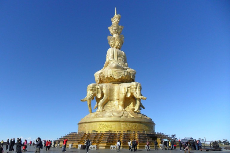 Tôn tượng Bồ-tát Phổ Hiền trên đỉnh núi Nga Mi - Ảnh minh họa