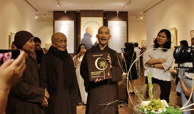 Cuốn sách "Hương thơm quê mẹ" của Thiền sư Thích Nhất Hạnh được giới thiệu tại triển lãm - Ảnh: TTXVN