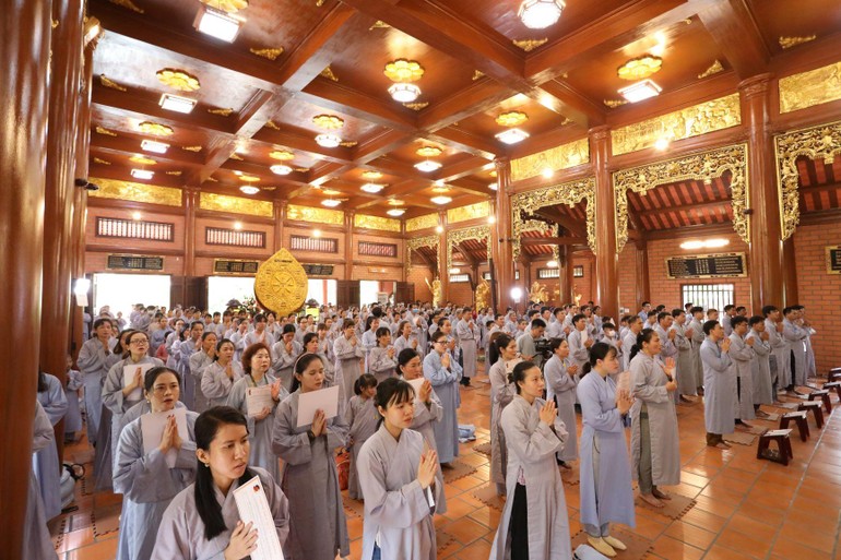 Phật tử làm lễ quy y tại chùa Thiên Quang