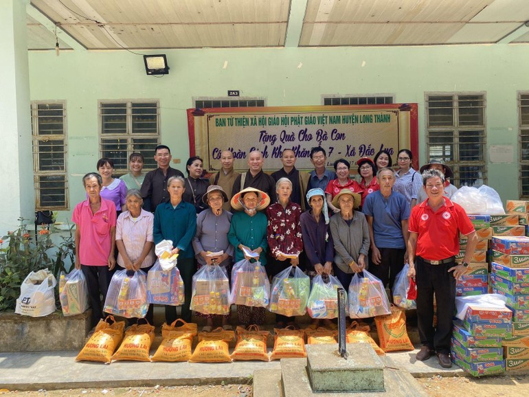 Đoàn từ thiện chụp ảnh lưu niệm cùng đồng bào dân tộc xã Đắc Lua, huyện Tân Phú