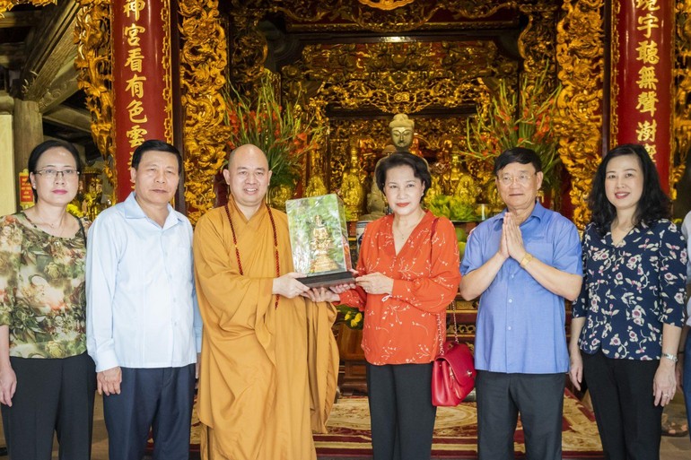 Thượng tọa Thích Đức Thiện tặng quà lưu niệm đến nguyên Chủ tịch Quốc hội Nguyễn Thị Kim Ngân